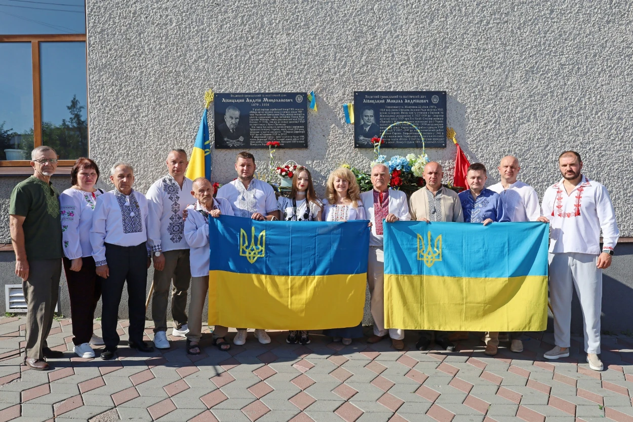 50-метровий синьо-жовтий прапор розгорнули у Жмеринці на День Незалежності України