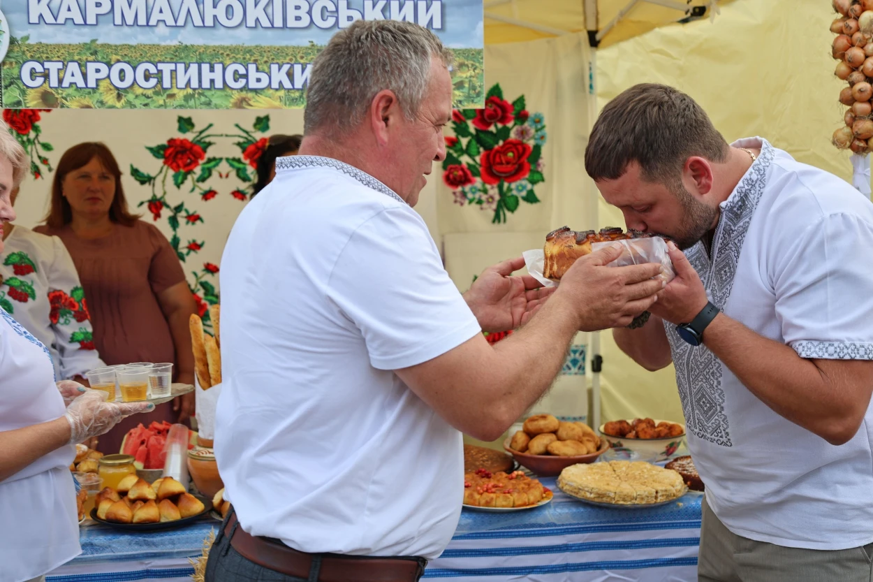 50-метровий синьо-жовтий прапор розгорнули у Жмеринці на День Незалежності України