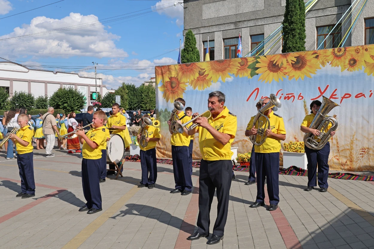 50-метровий синьо-жовтий прапор розгорнули у Жмеринці на День Незалежності України