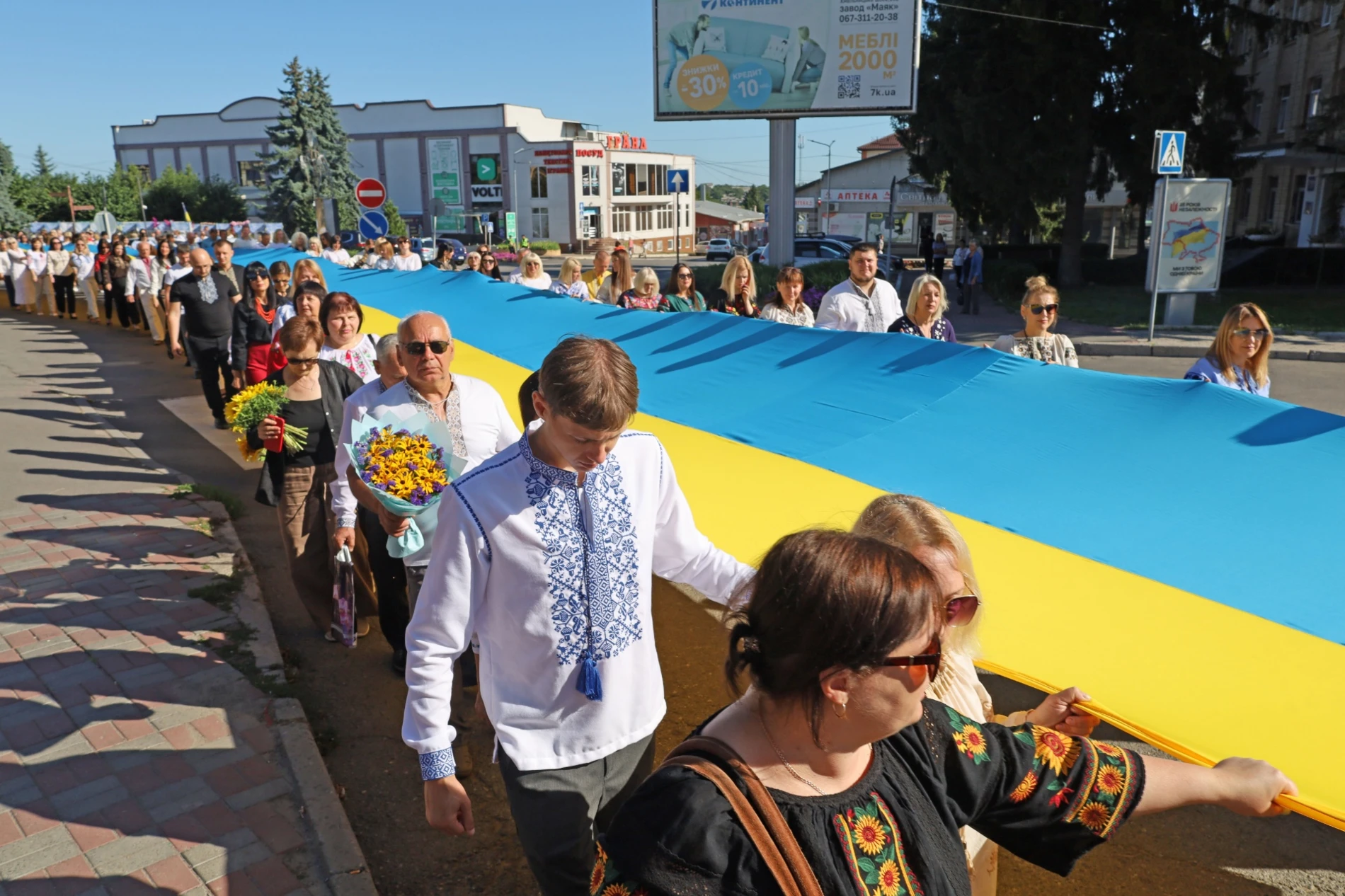 50-метровий синьо-жовтий прапор розгорнули у Жмеринці на День Незалежності України