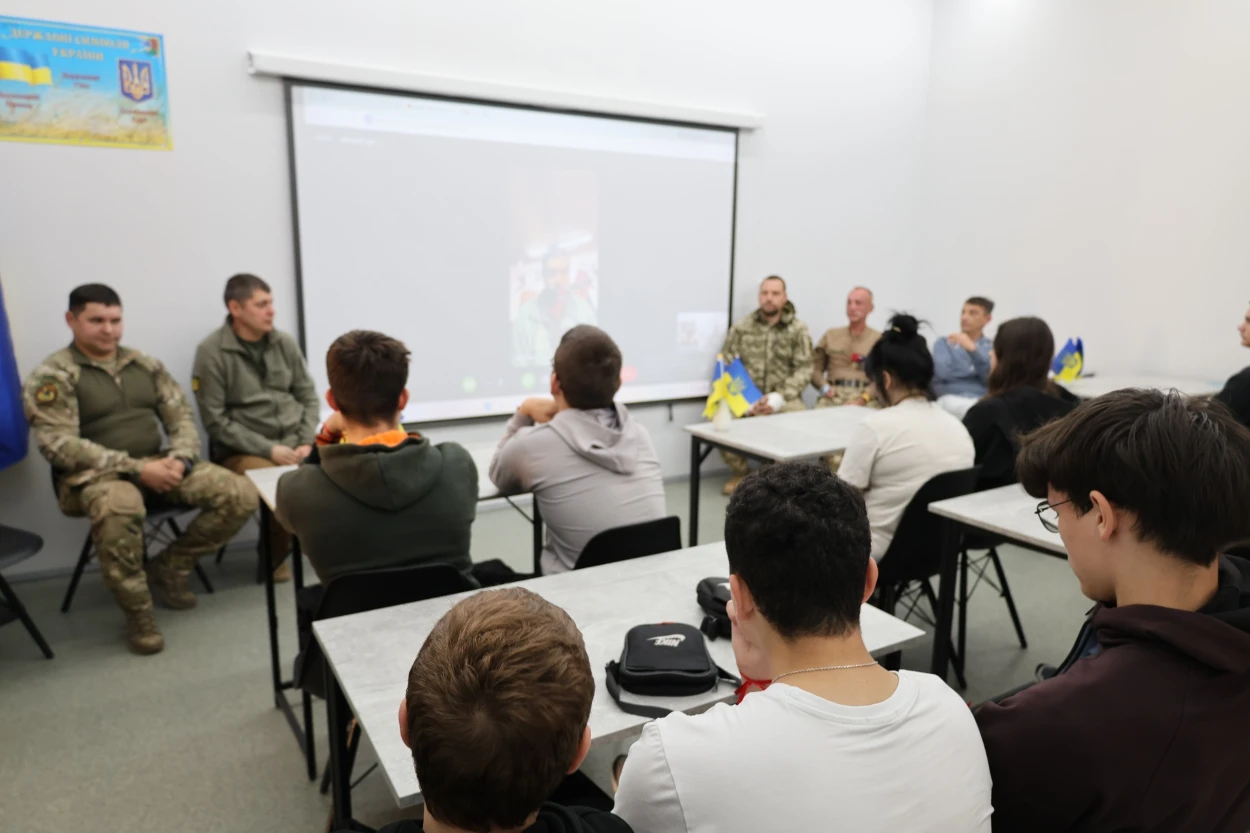 Від ветеранів - до молоді: у Жмеринському ліцеї №1 молодь опановувала навички захисту України