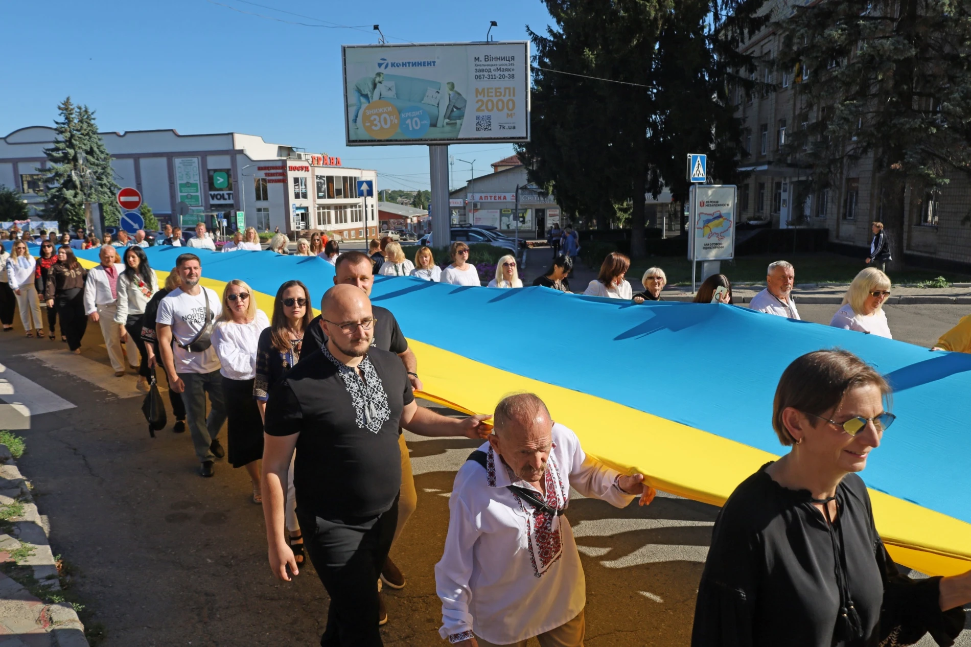 50-метровий синьо-жовтий прапор розгорнули у Жмеринці на День Незалежності України