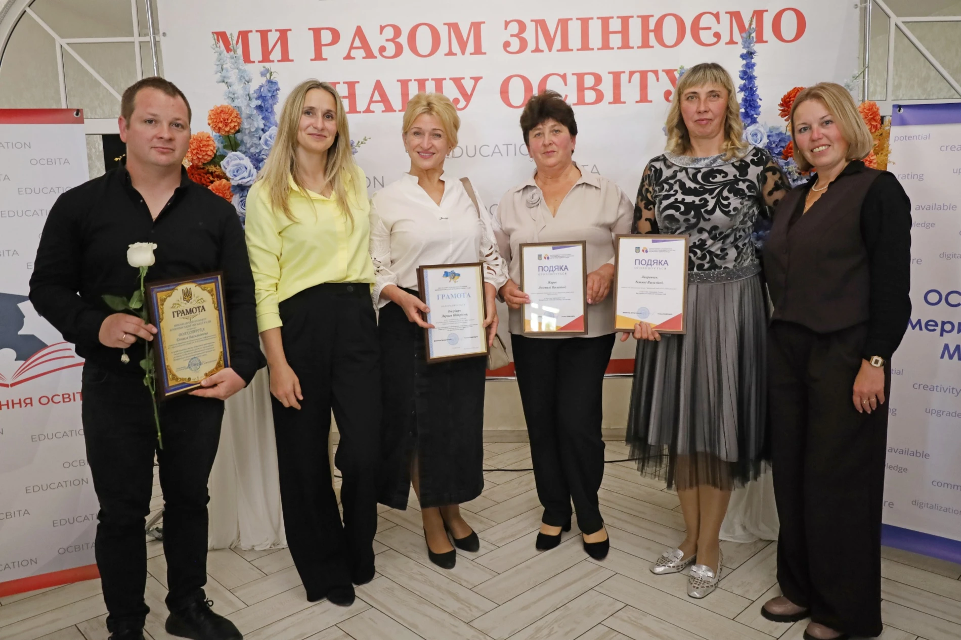 Учителів Жмеринської громади запросили на побачення: саксофон, слова вдячності та осінній глінтвейн