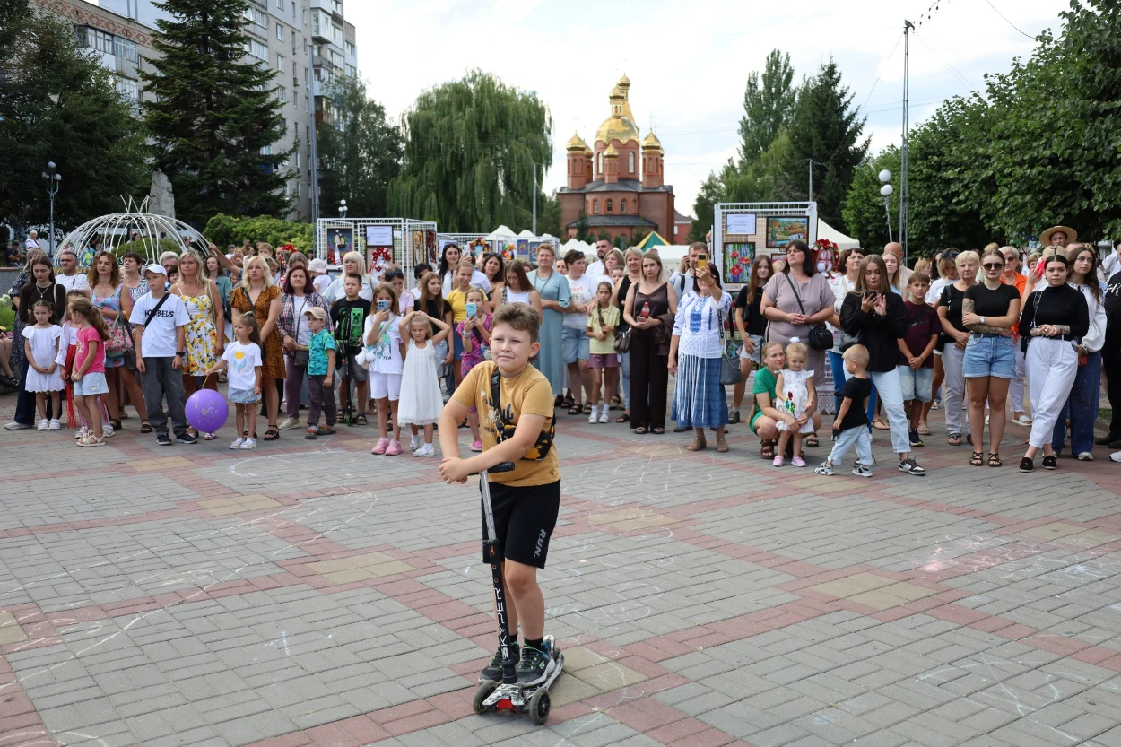 50-метровий синьо-жовтий прапор розгорнули у Жмеринці на День Незалежності України