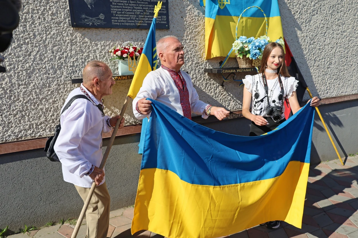 50-метровий синьо-жовтий прапор розгорнули у Жмеринці на День Незалежності України
