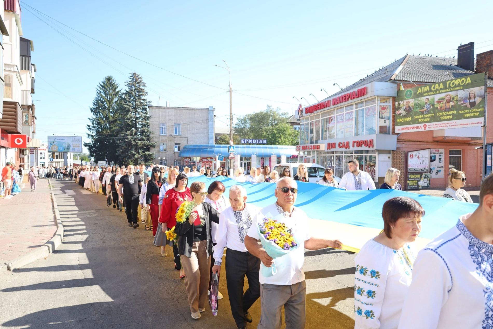 50-метровий синьо-жовтий прапор розгорнули у Жмеринці на День Незалежності України