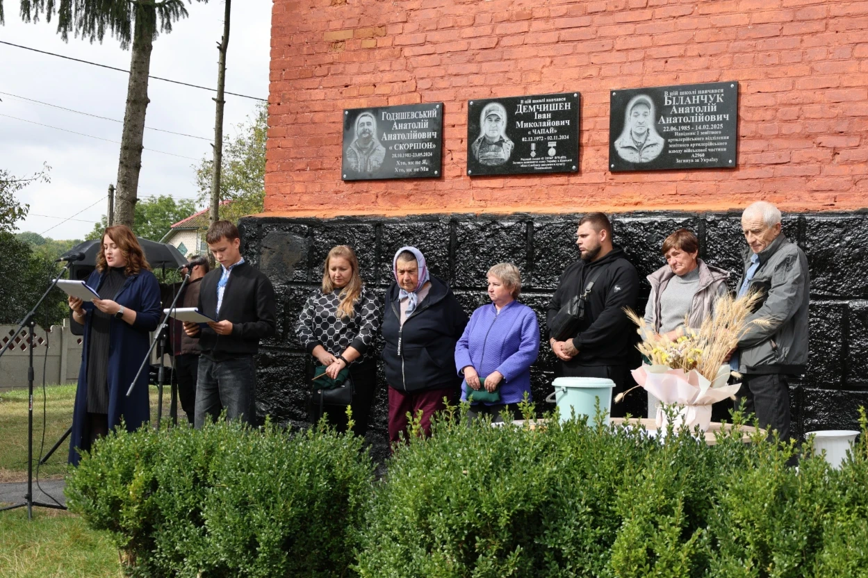 У Коростівцях відкрили меморіальні дошки трьом захисникам: пам'ять, що житиме вічно