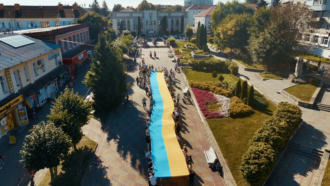 50-метровий синьо-жовтий прапор розгорнули у Жмеринці на День Незалежності України