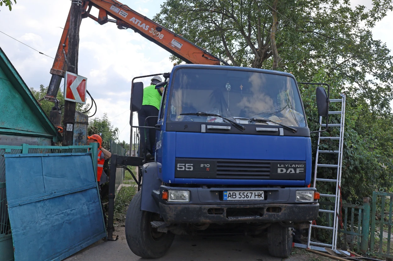 У Жмеринці на «Петрівці» замінюють опори та встановлюють нові LED-ліхтарі