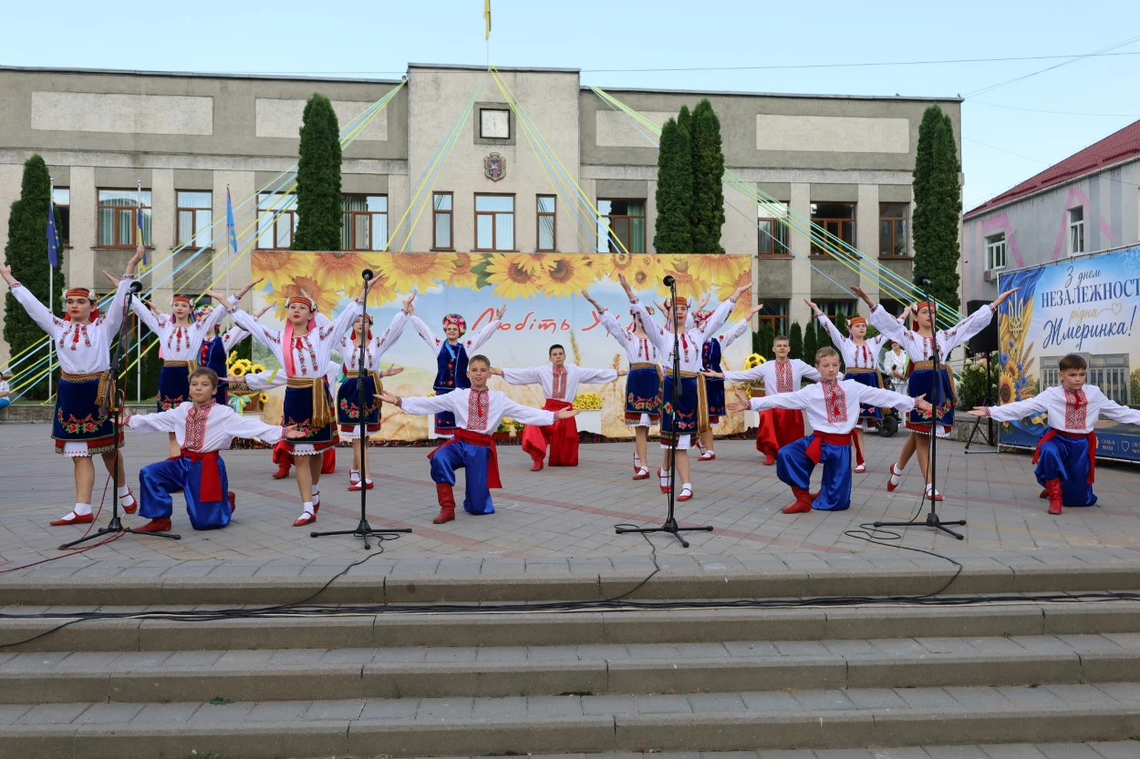 50-метровий синьо-жовтий прапор розгорнули у Жмеринці на День Незалежності України