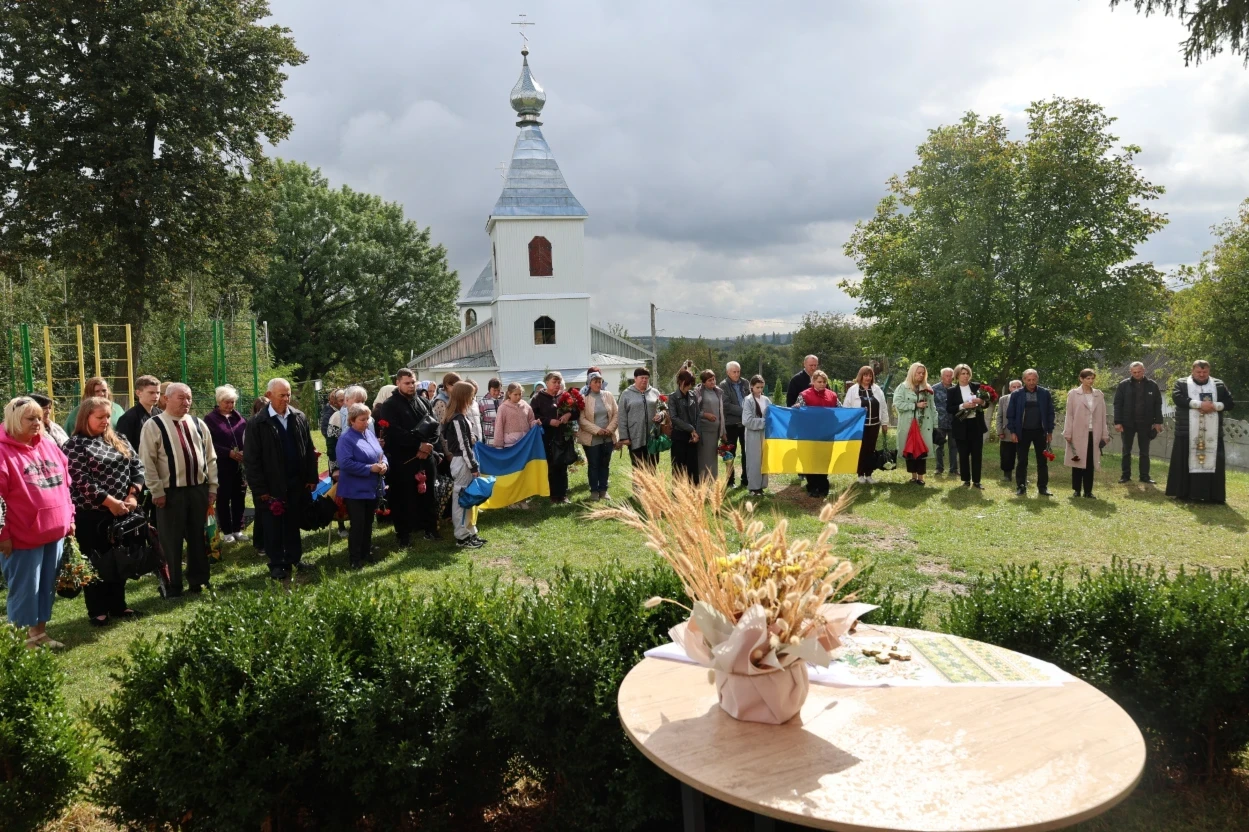 У Коростівцях відкрили меморіальні дошки трьом захисникам: пам'ять, що житиме вічно