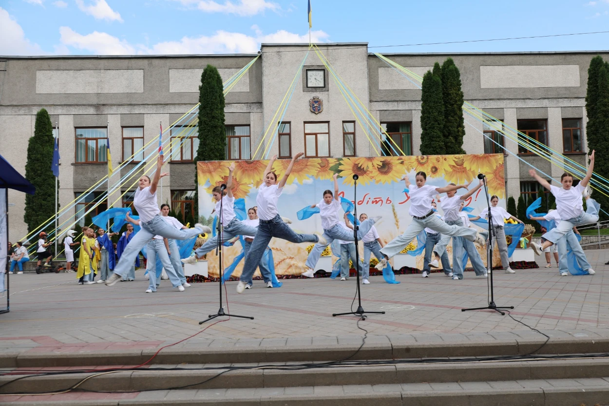 50-метровий синьо-жовтий прапор розгорнули у Жмеринці на День Незалежності України