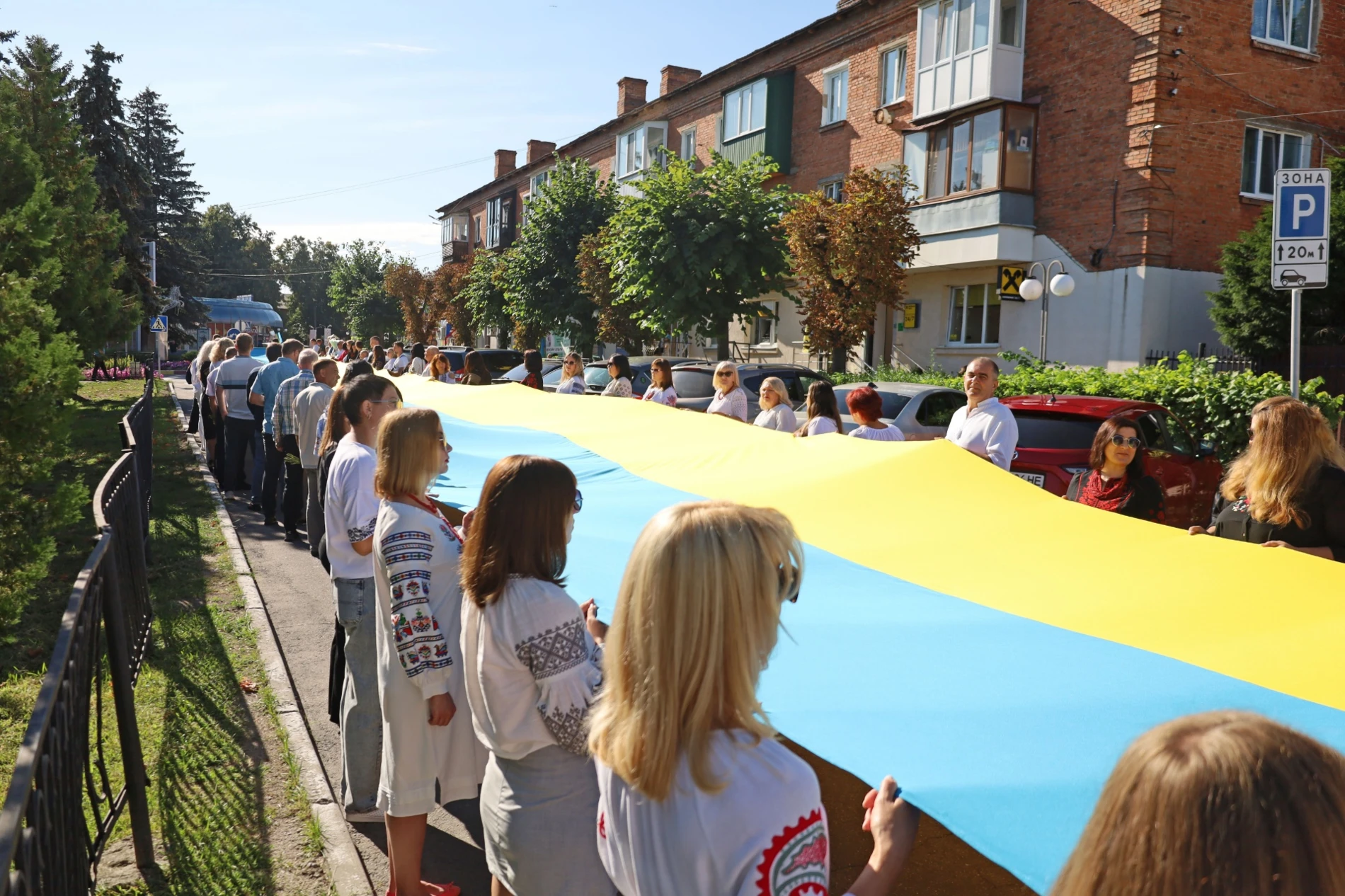 50-метровий синьо-жовтий прапор розгорнули у Жмеринці на День Незалежності України