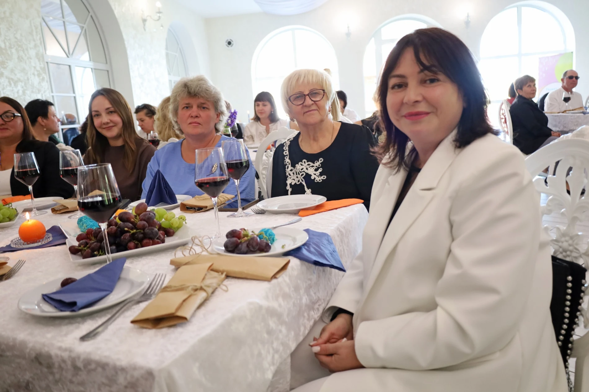 Учителів Жмеринської громади запросили на побачення: саксофон, слова вдячності та осінній глінтвейн