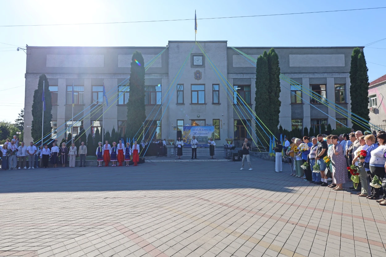 50-метровий синьо-жовтий прапор розгорнули у Жмеринці на День Незалежності України