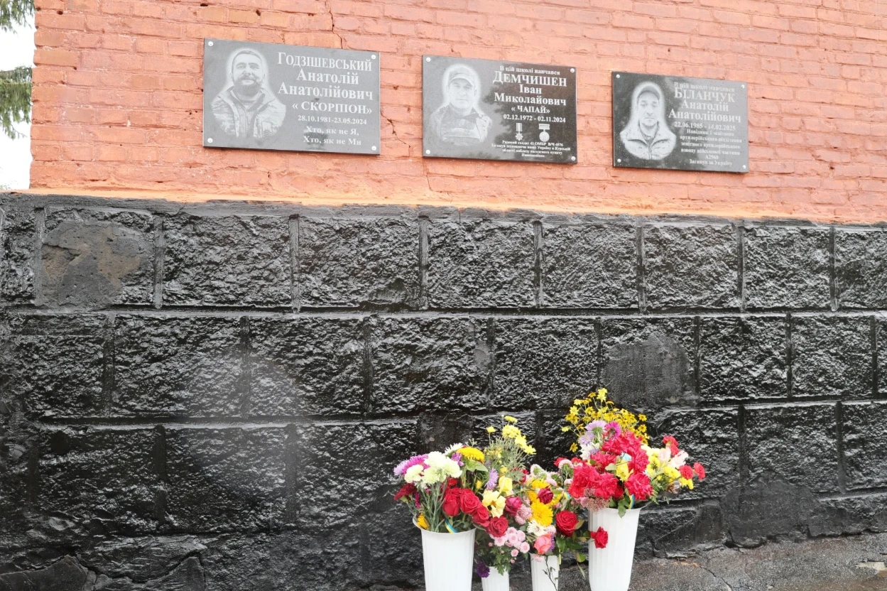 У Коростівцях відкрили меморіальні дошки трьом захисникам: пам'ять, що житиме вічно