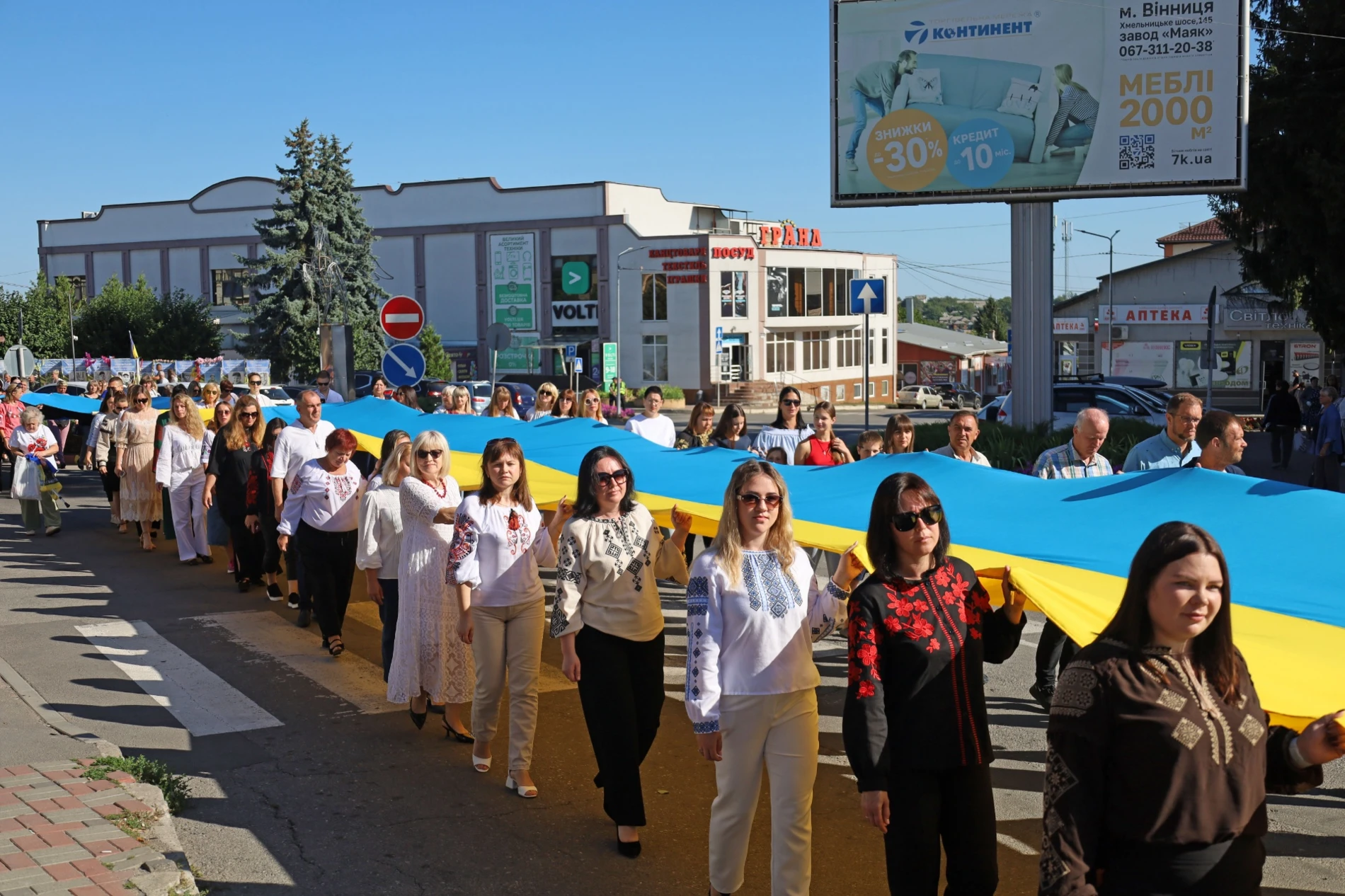 50-метровий синьо-жовтий прапор розгорнули у Жмеринці на День Незалежності України