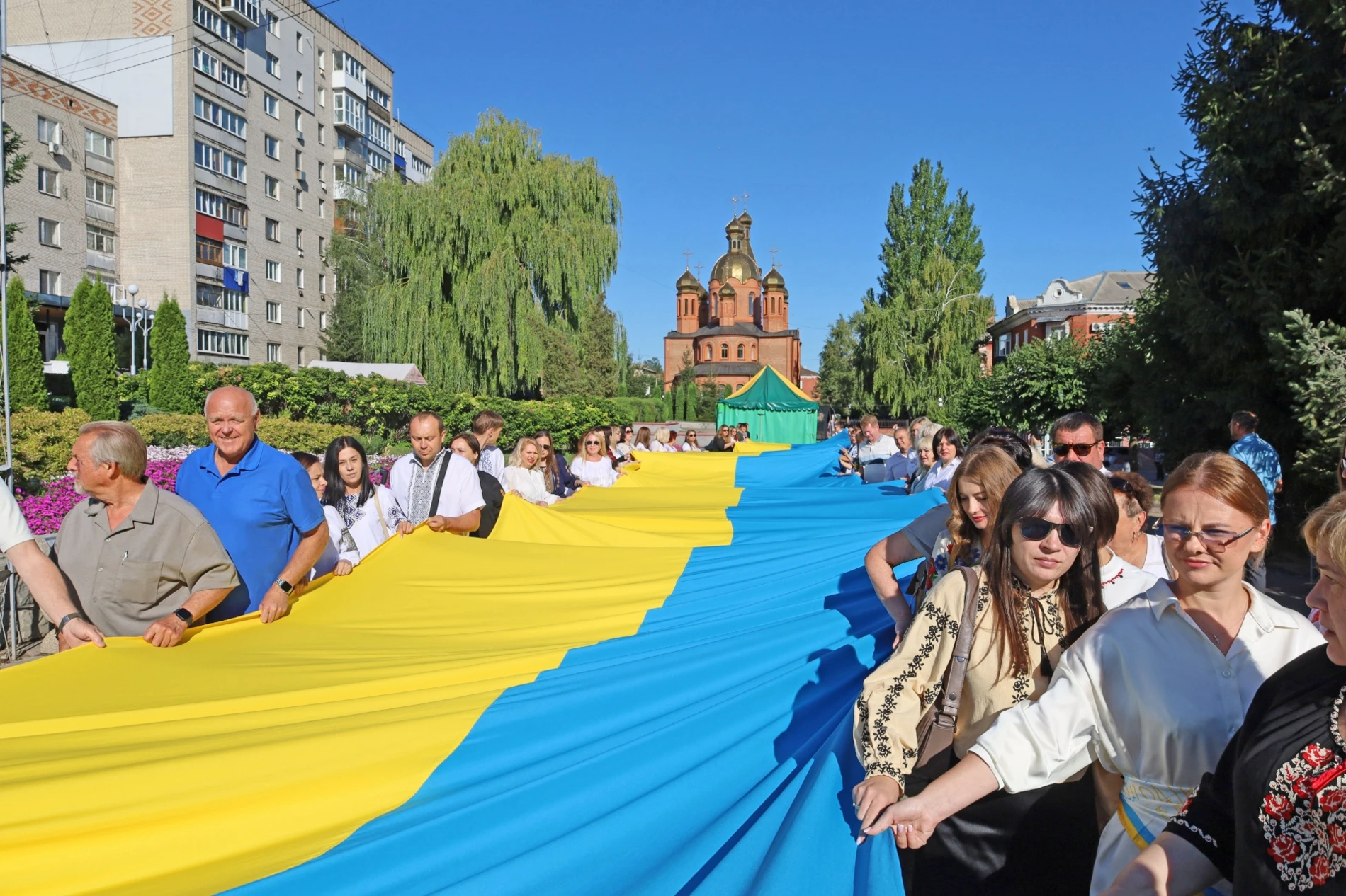 50-метровий синьо-жовтий прапор розгорнули у Жмеринці на День Незалежності України