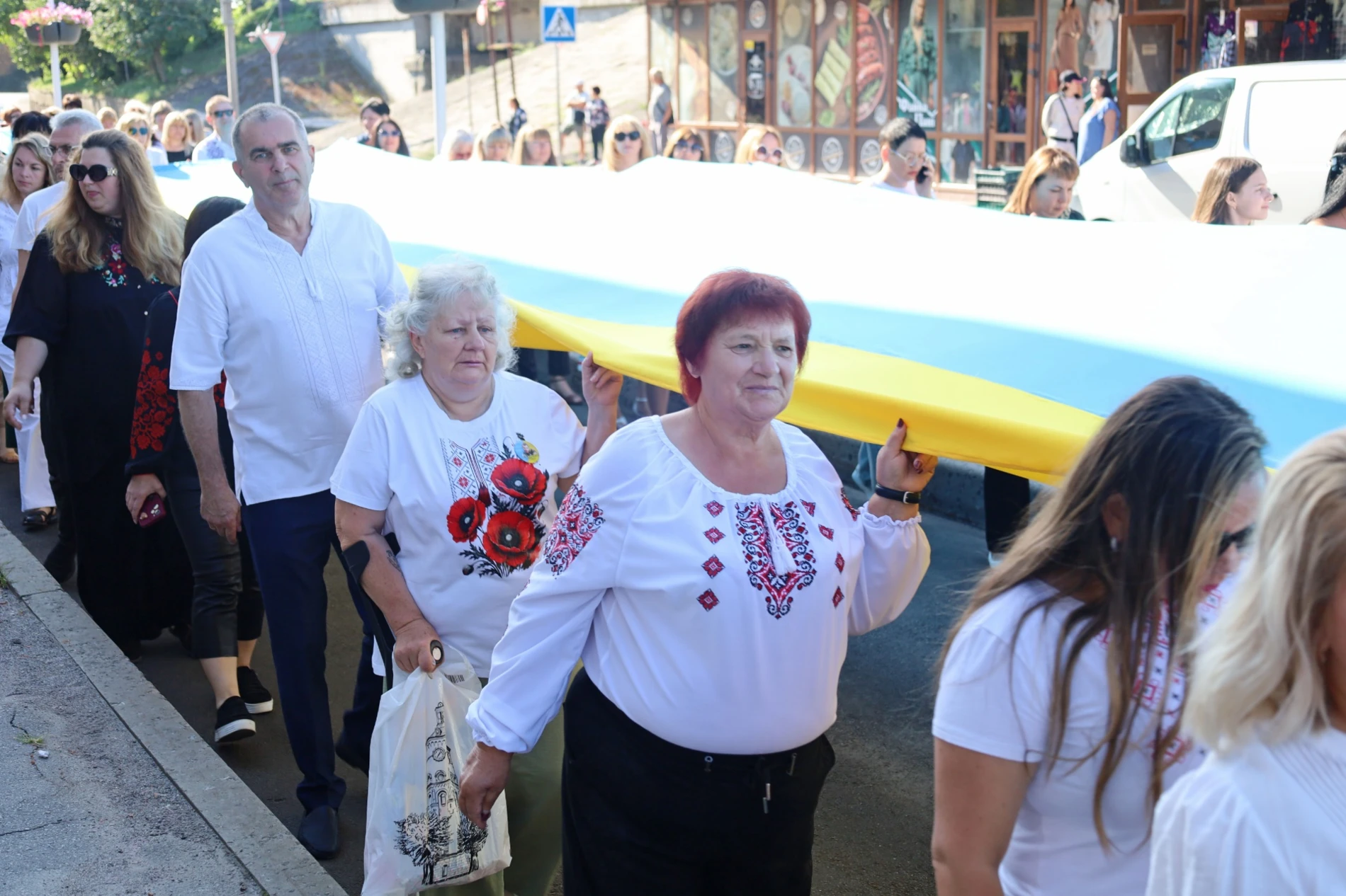 50-метровий синьо-жовтий прапор розгорнули у Жмеринці на День Незалежності України