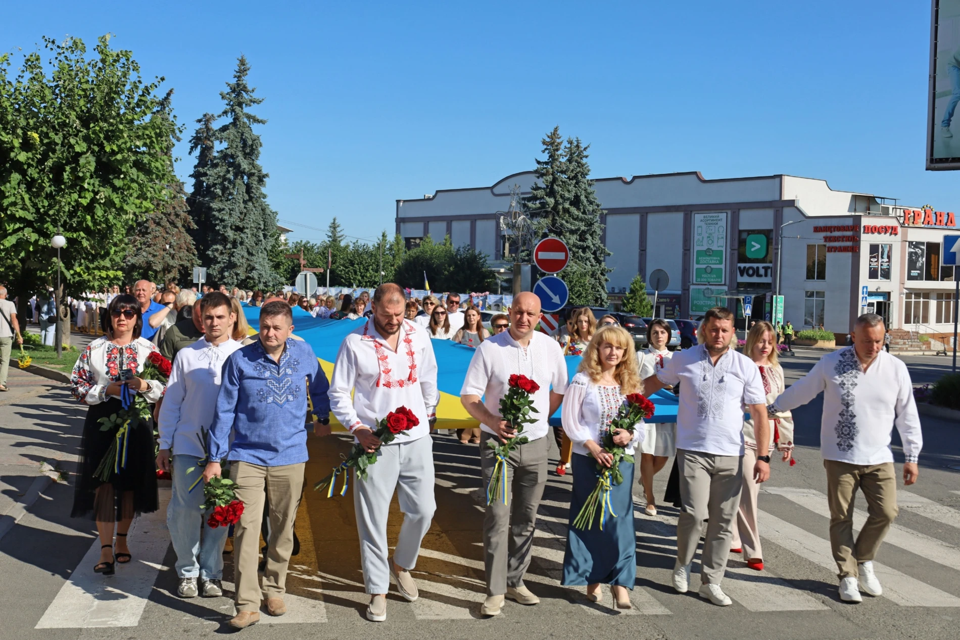 50-метровий синьо-жовтий прапор розгорнули у Жмеринці на День Незалежності України