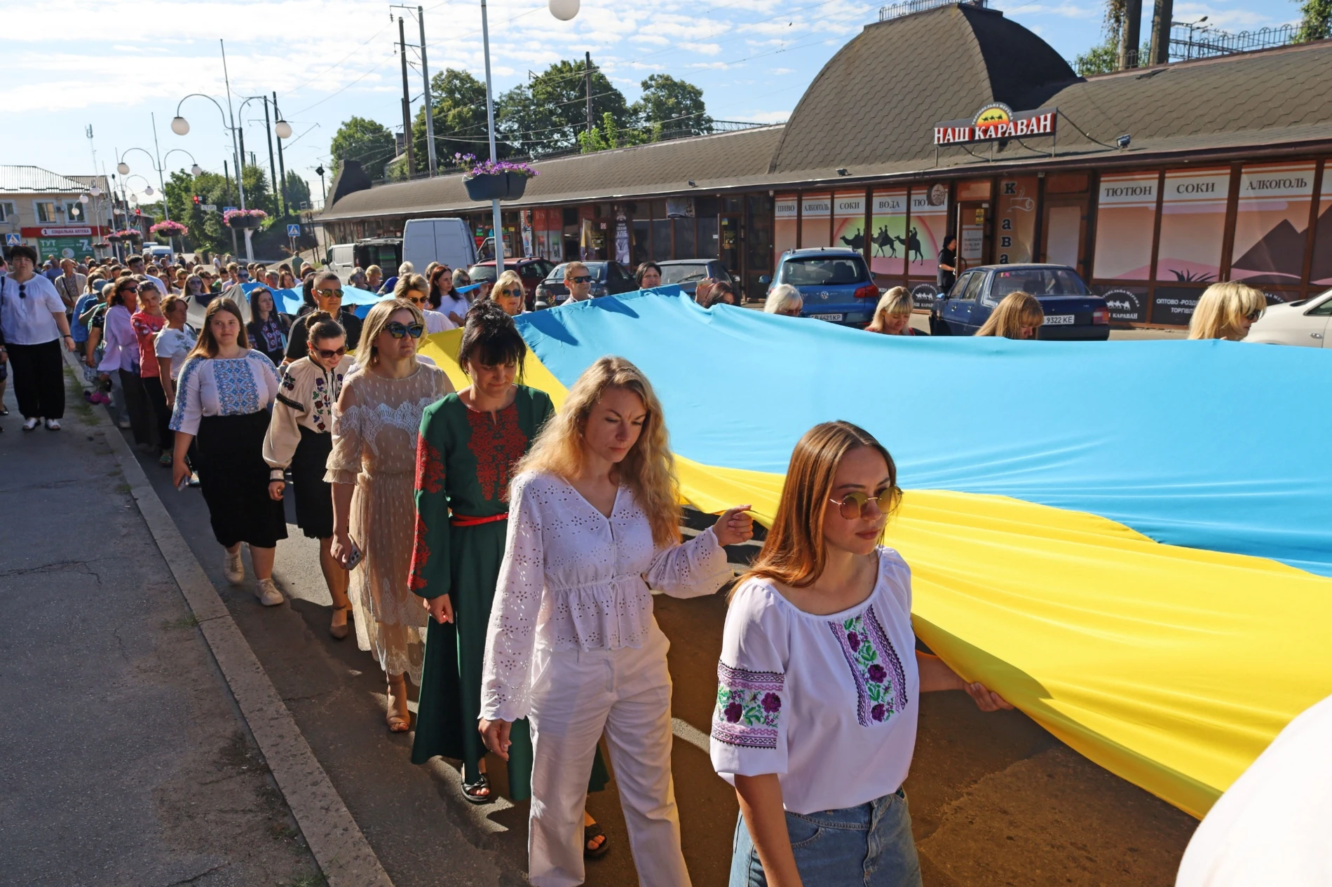 50-метровий синьо-жовтий прапор розгорнули у Жмеринці на День Незалежності України