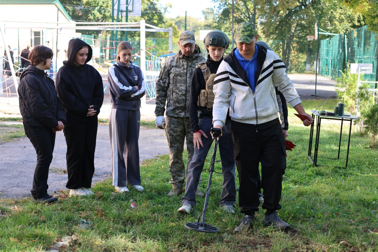 Від ветеранів - до молоді: у Жмеринському ліцеї №1 молодь опановувала навички захисту України