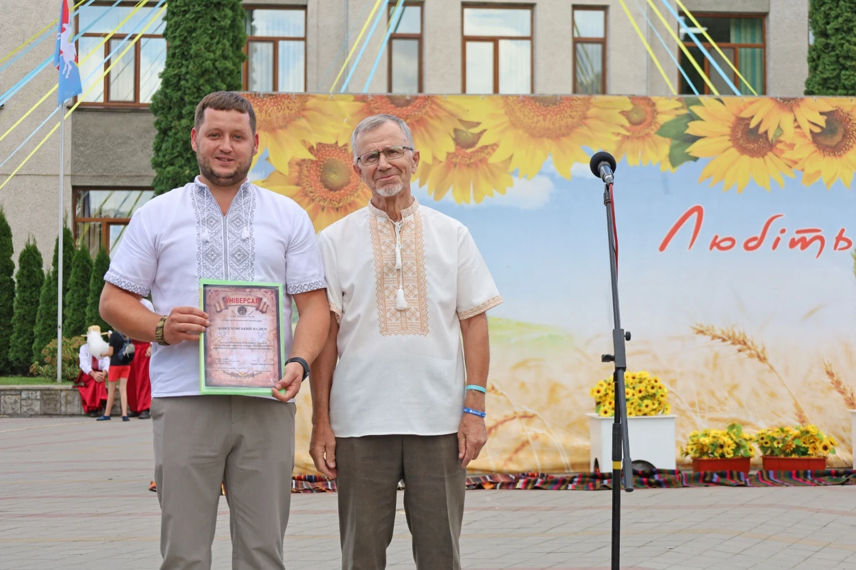 50-метровий синьо-жовтий прапор розгорнули у Жмеринці на День Незалежності України