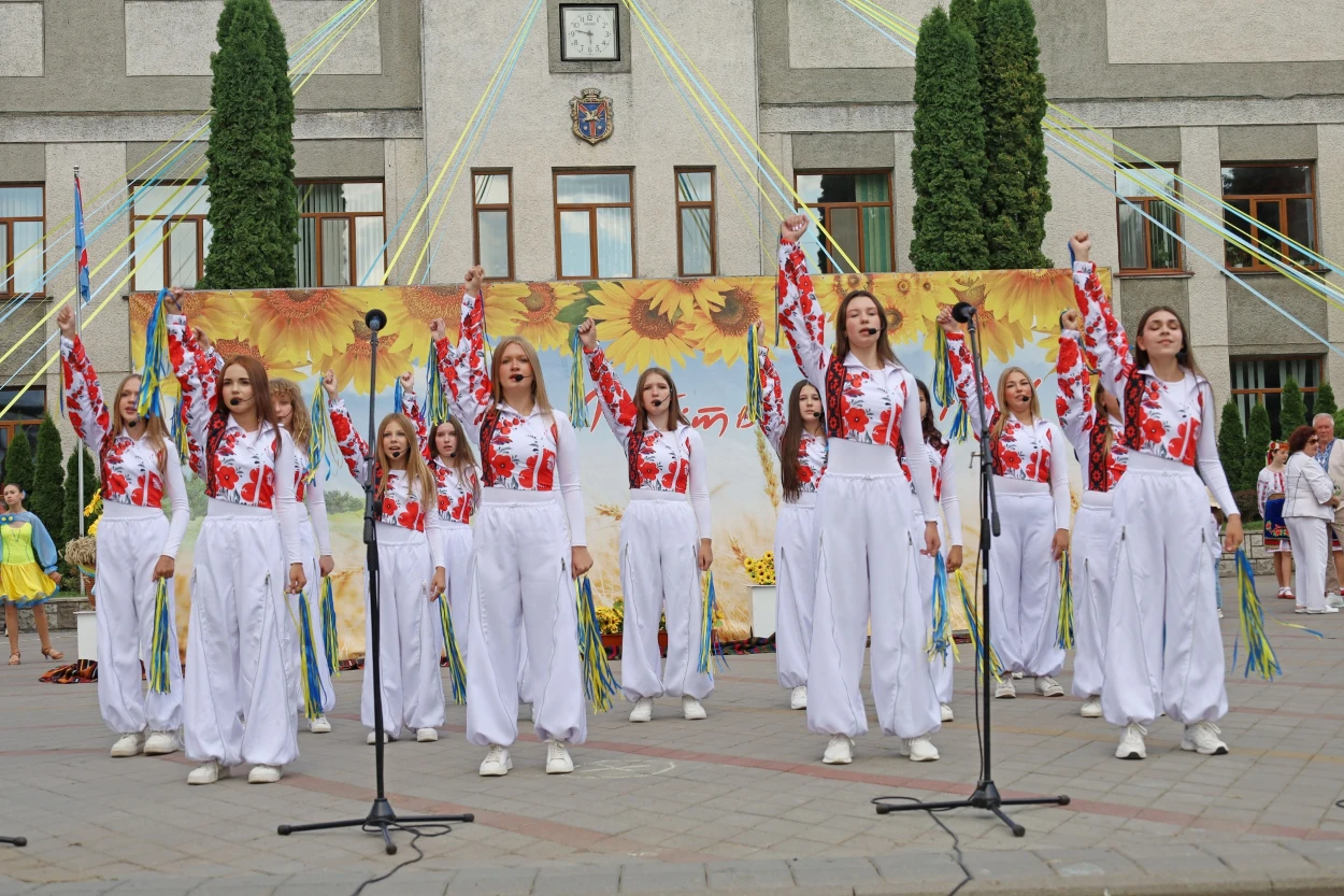 50-метровий синьо-жовтий прапор розгорнули у Жмеринці на День Незалежності України