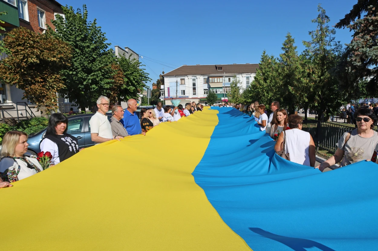 50-метровий синьо-жовтий прапор розгорнули у Жмеринці на День Незалежності України