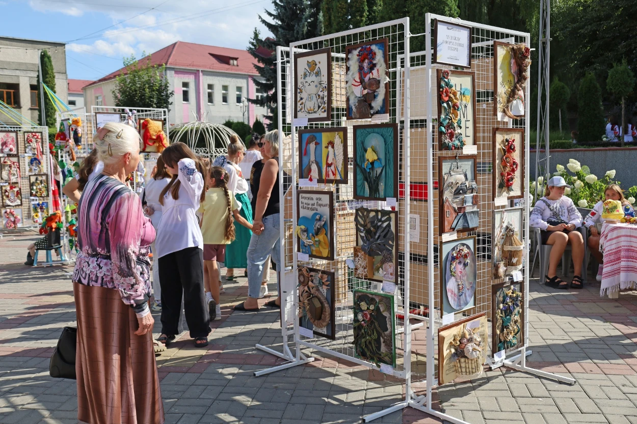 50-метровий синьо-жовтий прапор розгорнули у Жмеринці на День Незалежності України