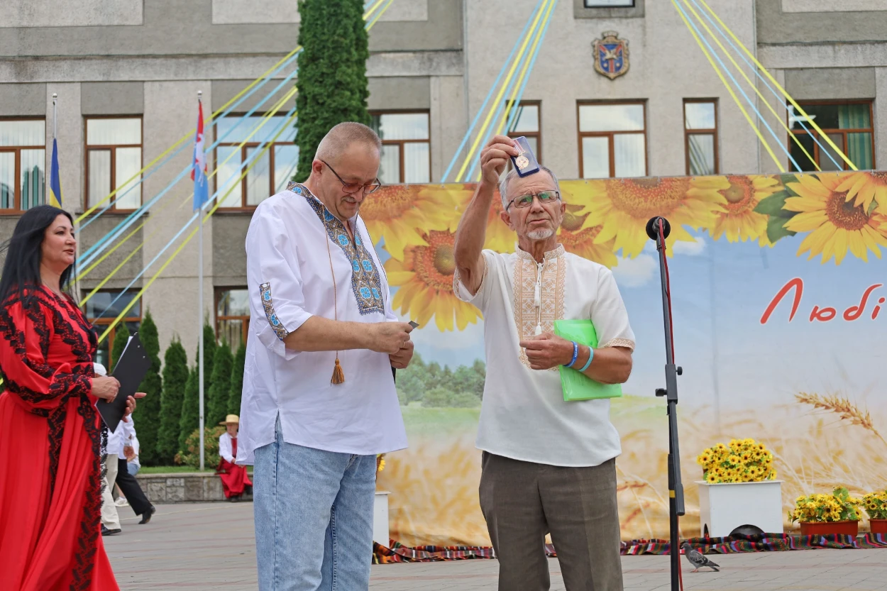 50-метровий синьо-жовтий прапор розгорнули у Жмеринці на День Незалежності України