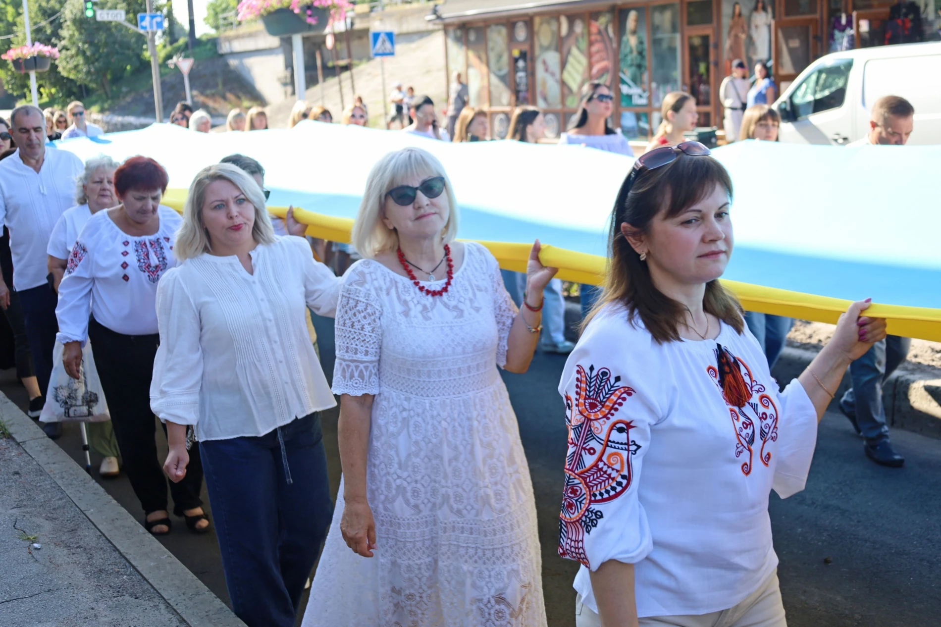 50-метровий синьо-жовтий прапор розгорнули у Жмеринці на День Незалежності України
