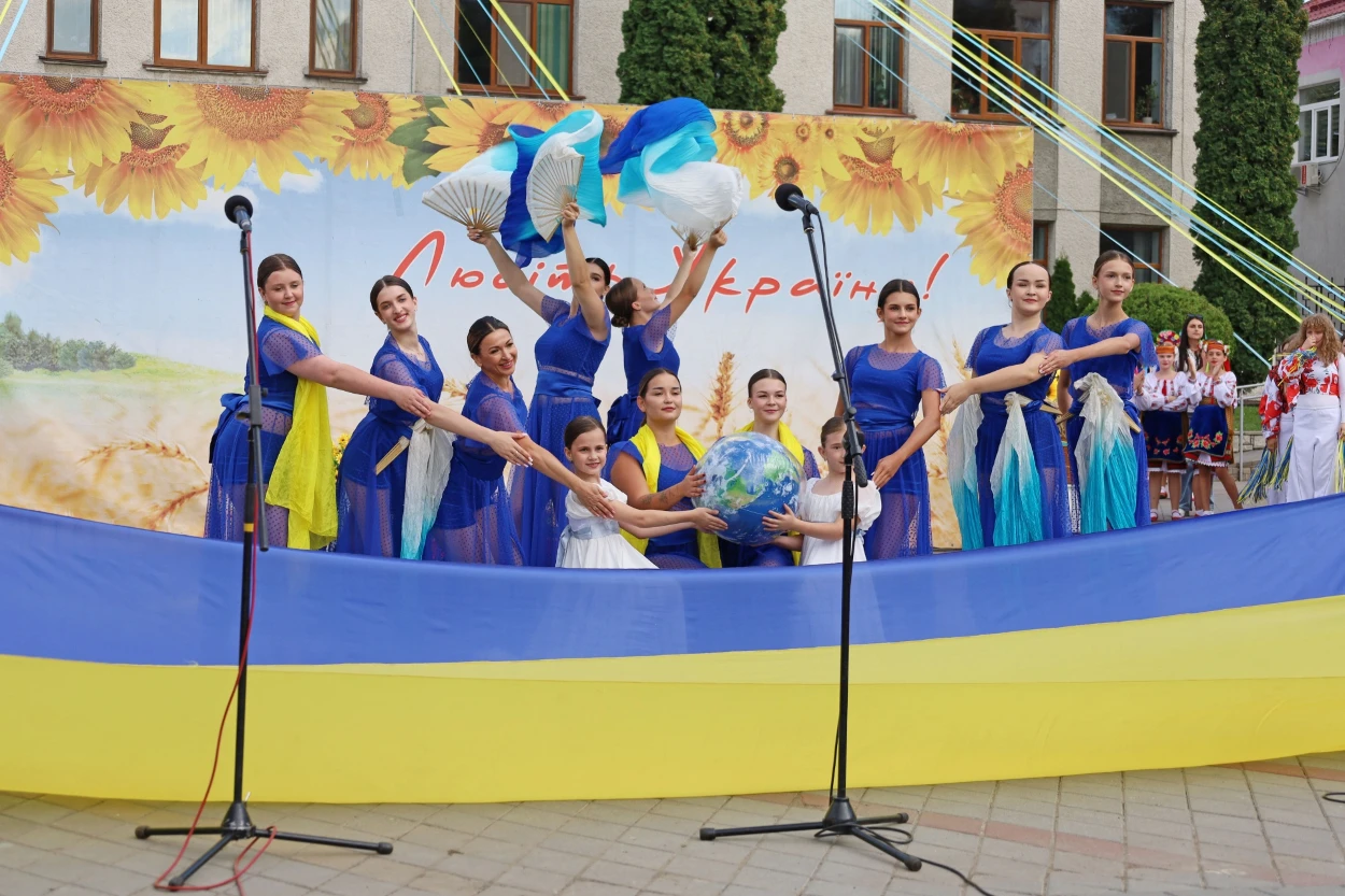 50-метровий синьо-жовтий прапор розгорнули у Жмеринці на День Незалежності України