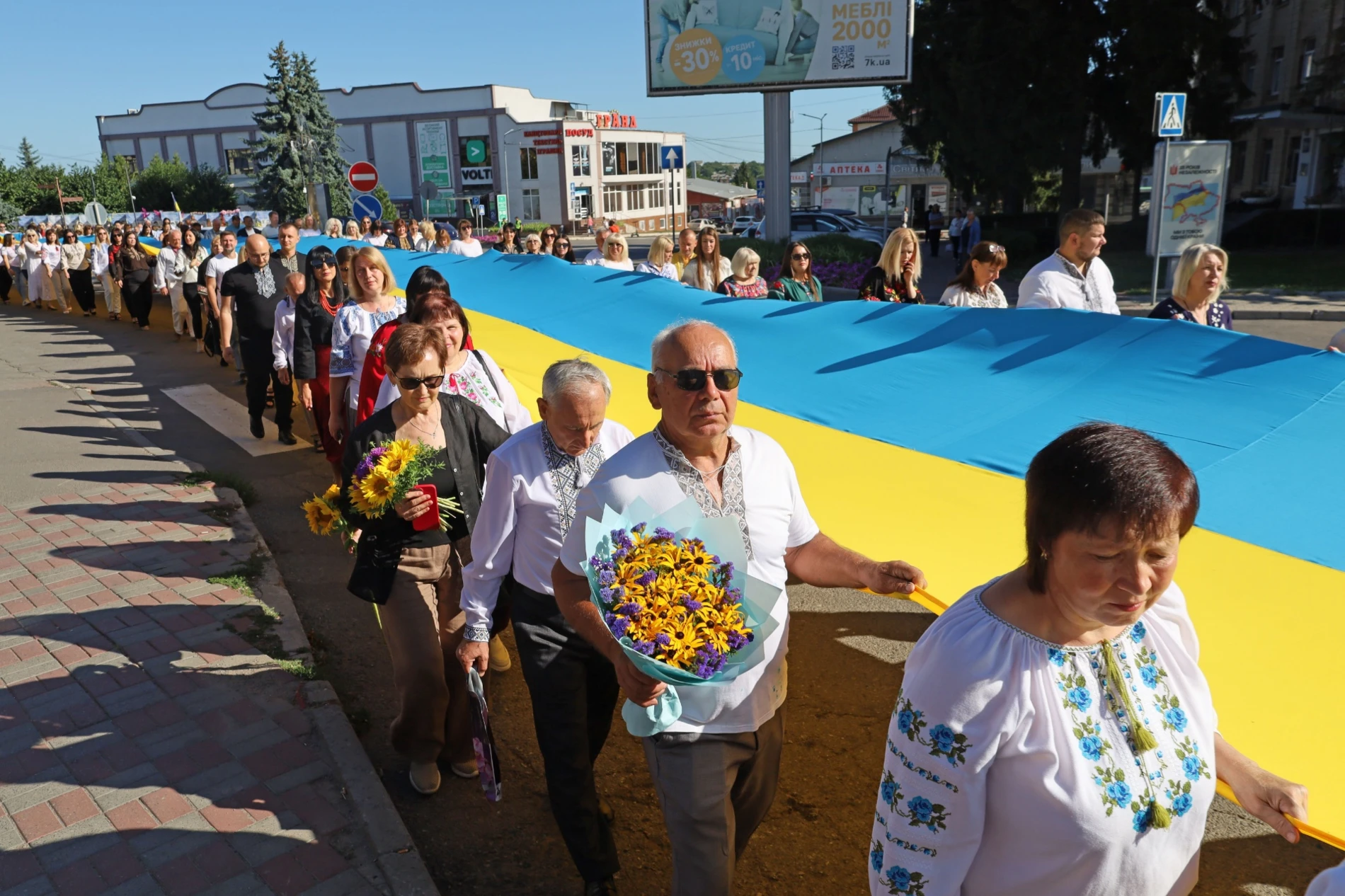 50-метровий синьо-жовтий прапор розгорнули у Жмеринці на День Незалежності України