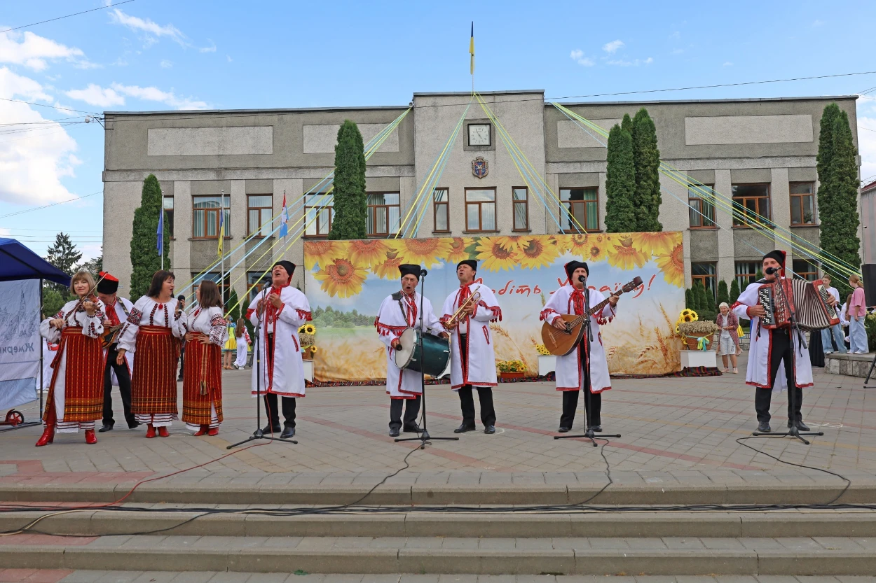 50-метровий синьо-жовтий прапор розгорнули у Жмеринці на День Незалежності України