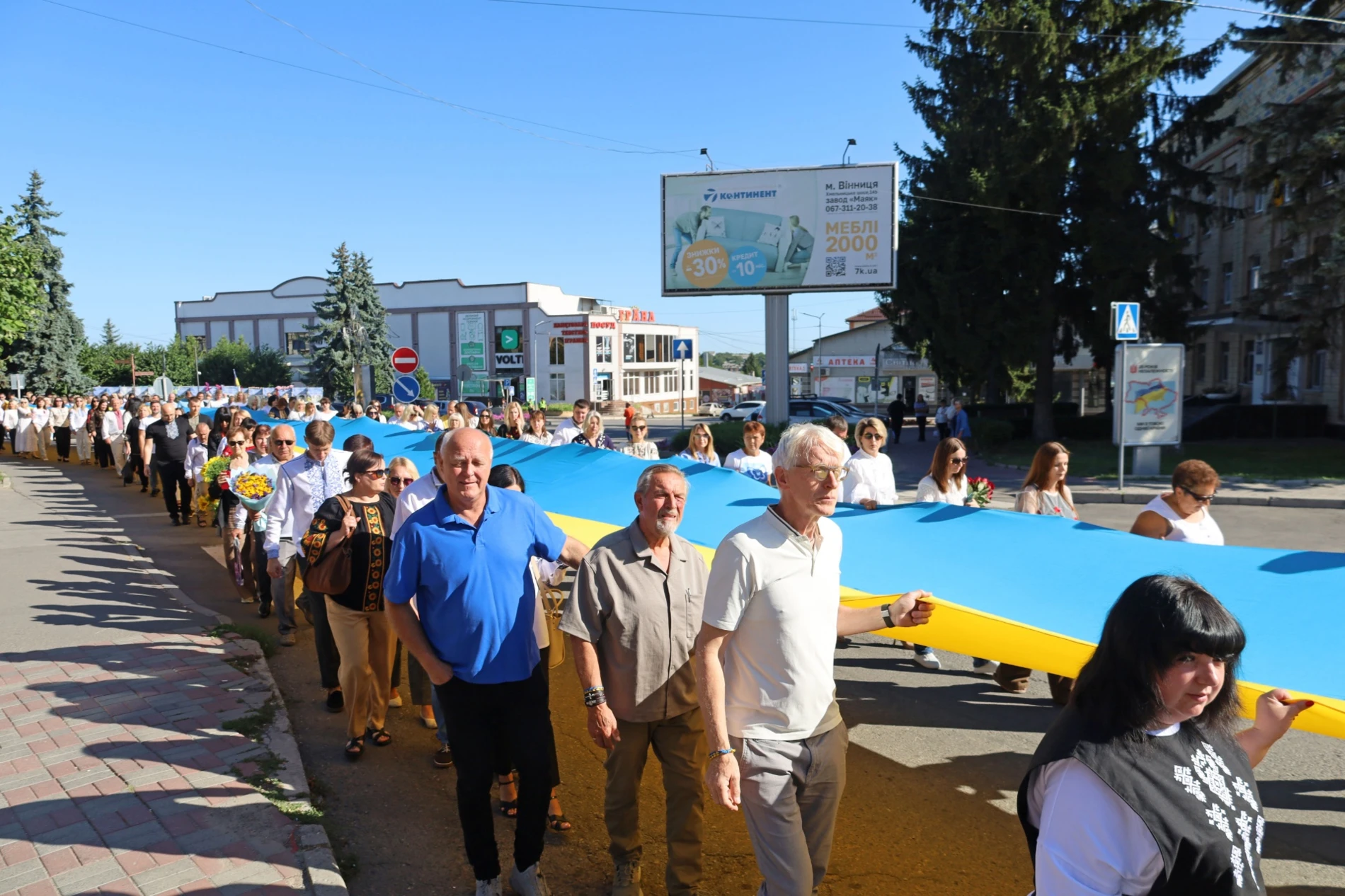 50-метровий синьо-жовтий прапор розгорнули у Жмеринці на День Незалежності України