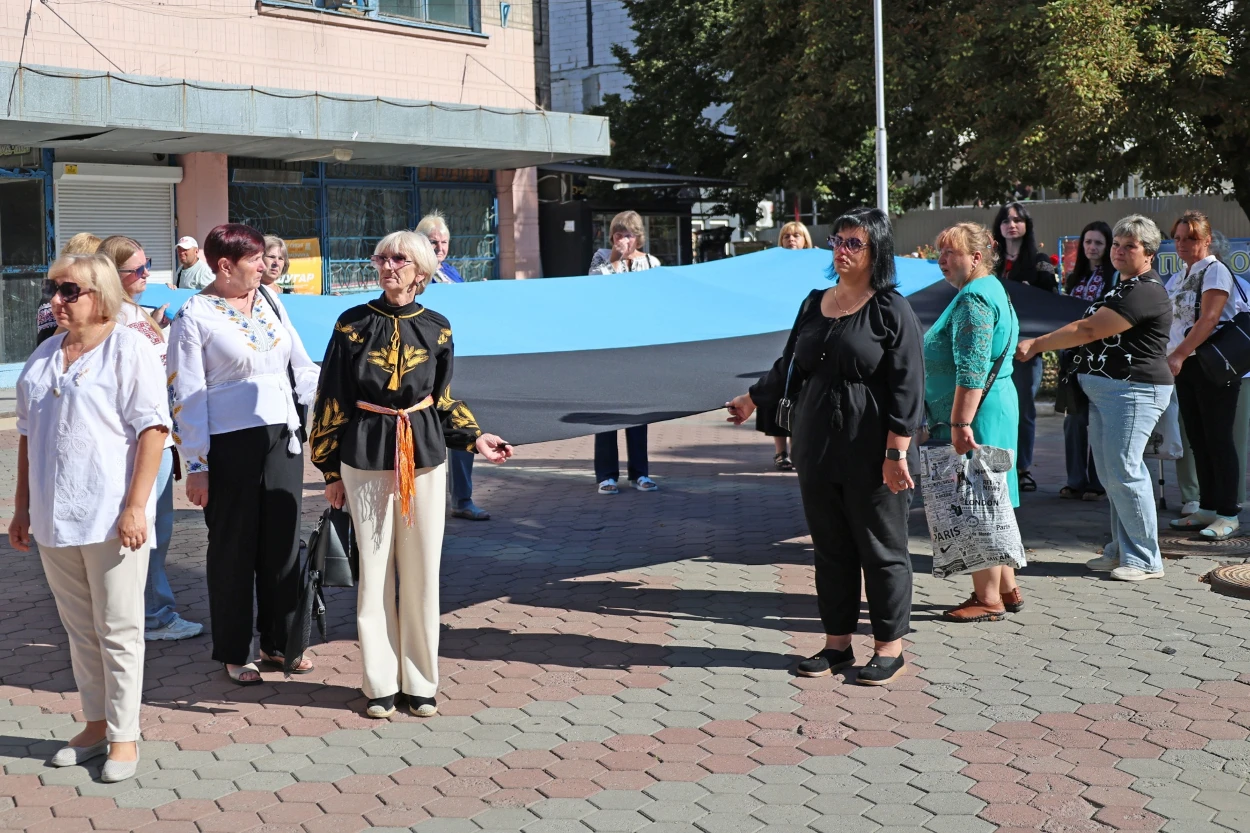 50-метровий синьо-жовтий прапор розгорнули у Жмеринці на День Незалежності України