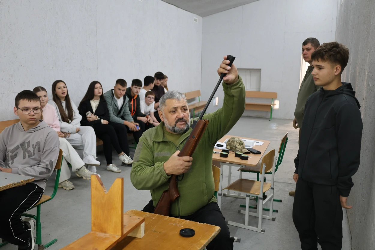 Від ветеранів - до молоді: у Жмеринському ліцеї №1 молодь опановувала навички захисту України