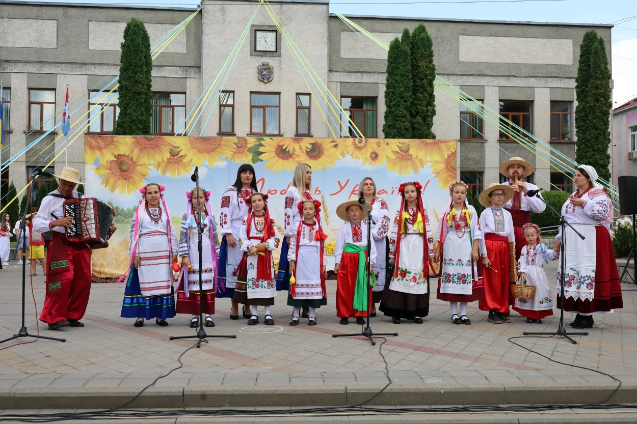 50-метровий синьо-жовтий прапор розгорнули у Жмеринці на День Незалежності України