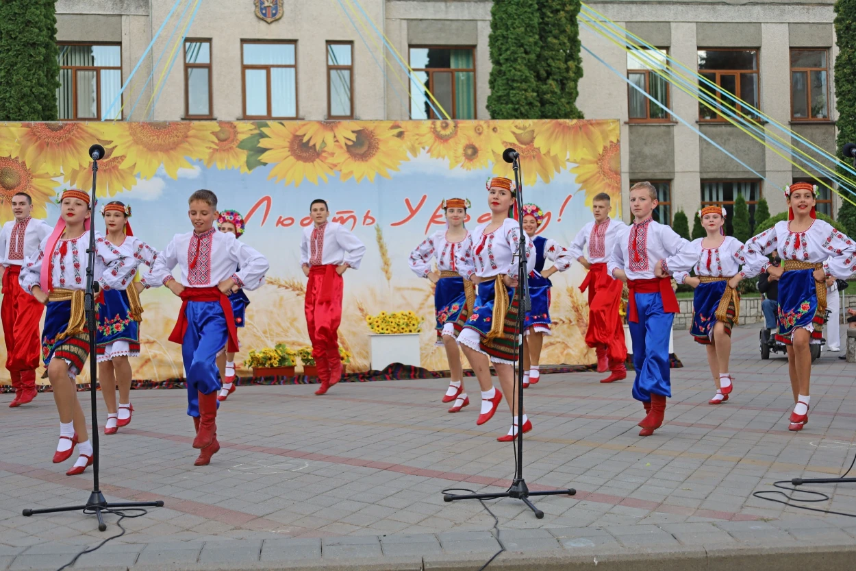 50-метровий синьо-жовтий прапор розгорнули у Жмеринці на День Незалежності України