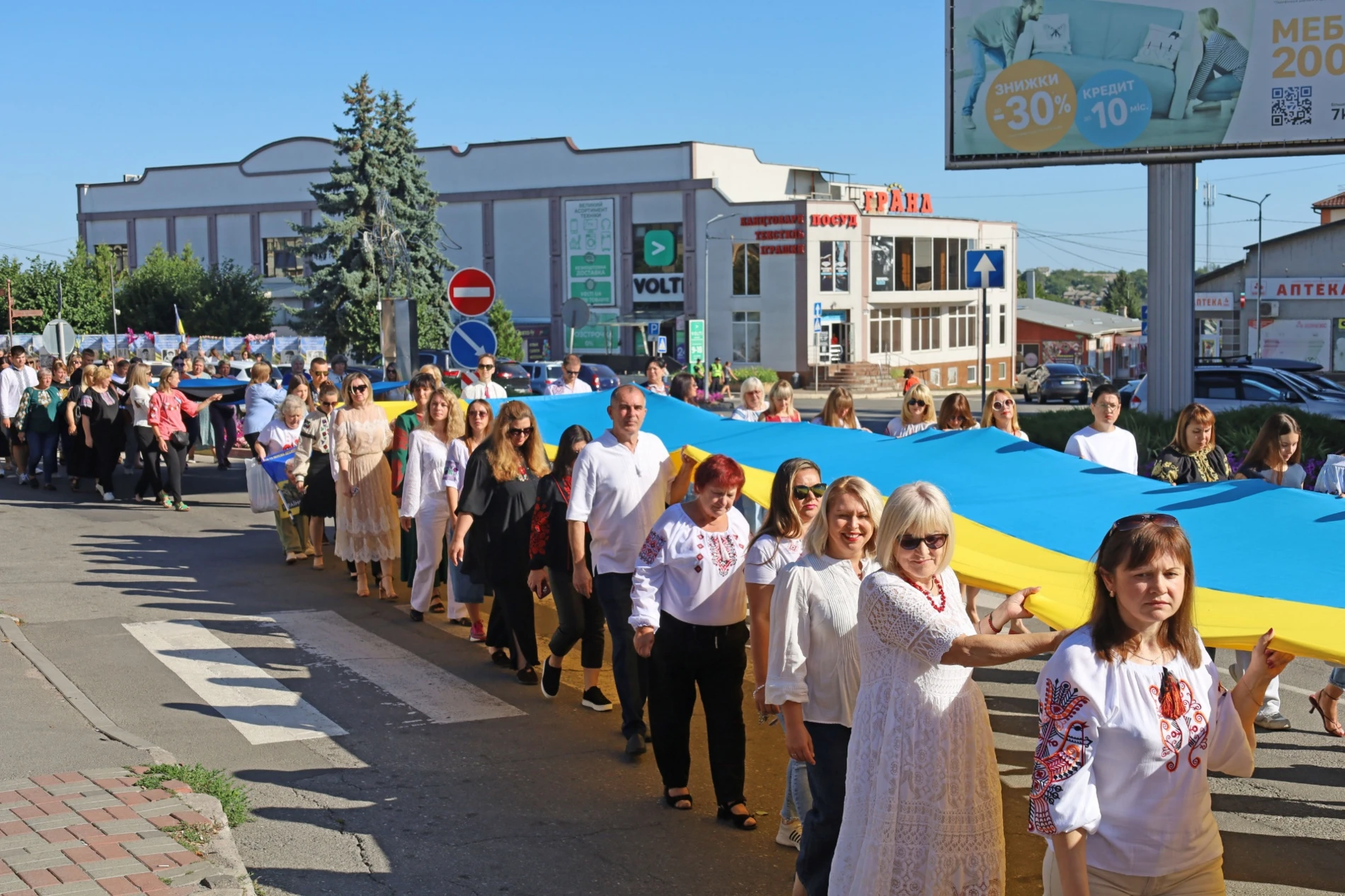 50-метровий синьо-жовтий прапор розгорнули у Жмеринці на День Незалежності України