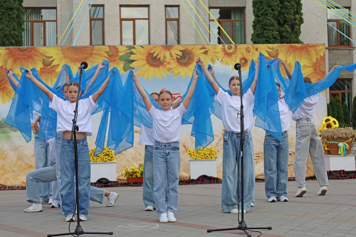 50-метровий синьо-жовтий прапор розгорнули у Жмеринці на День Незалежності України