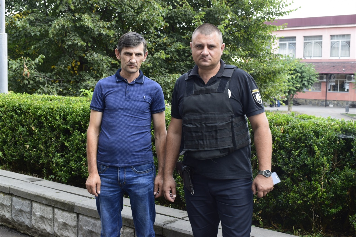 Іван Добровольський з майором поліції Сергієм Бевзом