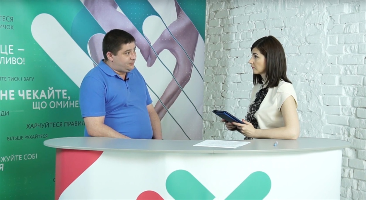 Олексій Щербак дає поради у телевізійній студії