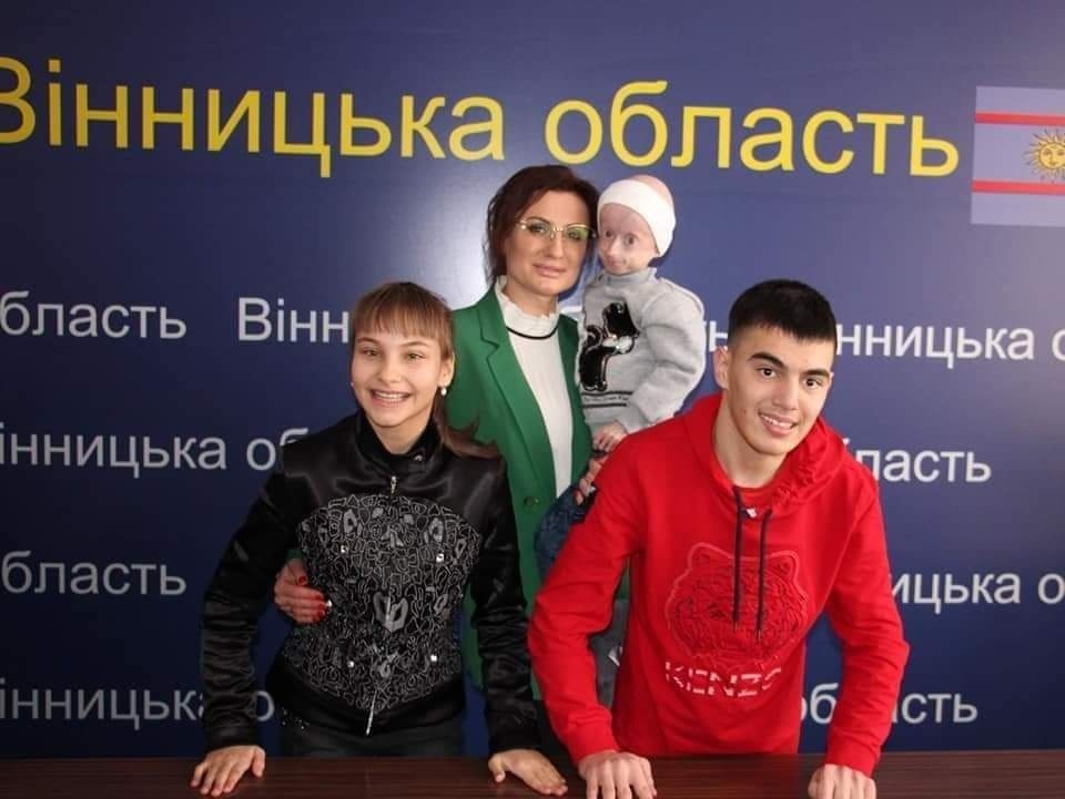 «Жінка Вінниччини». Людмила Станіславенко з героями проекту Вікторією Давискибою, Іринкою Химич та Артуром Мельниченком