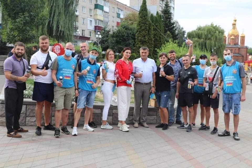 Людмила Станіславенко з міським головою Анатолієм Кушніром та молоддю провели рейд проти реклами наркотиків