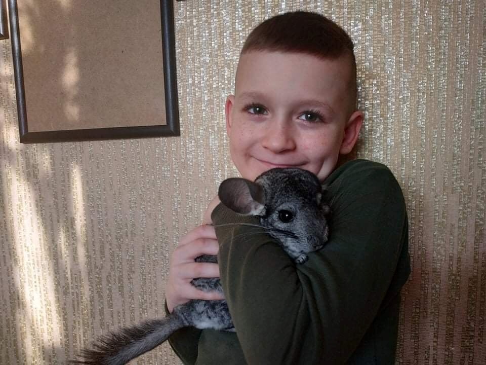 На фото 9-річний Ваня та шиншила Пушик.