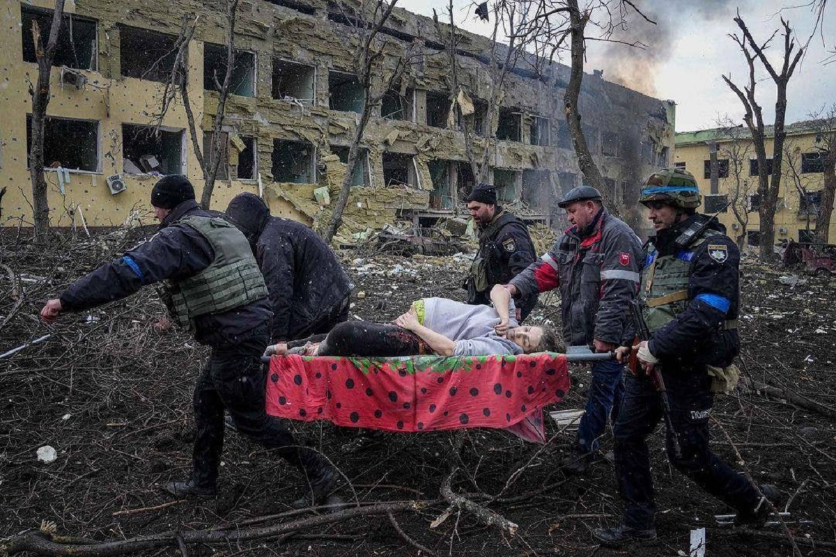 Наслідки бомбардування пологового будинку Маріуполя
