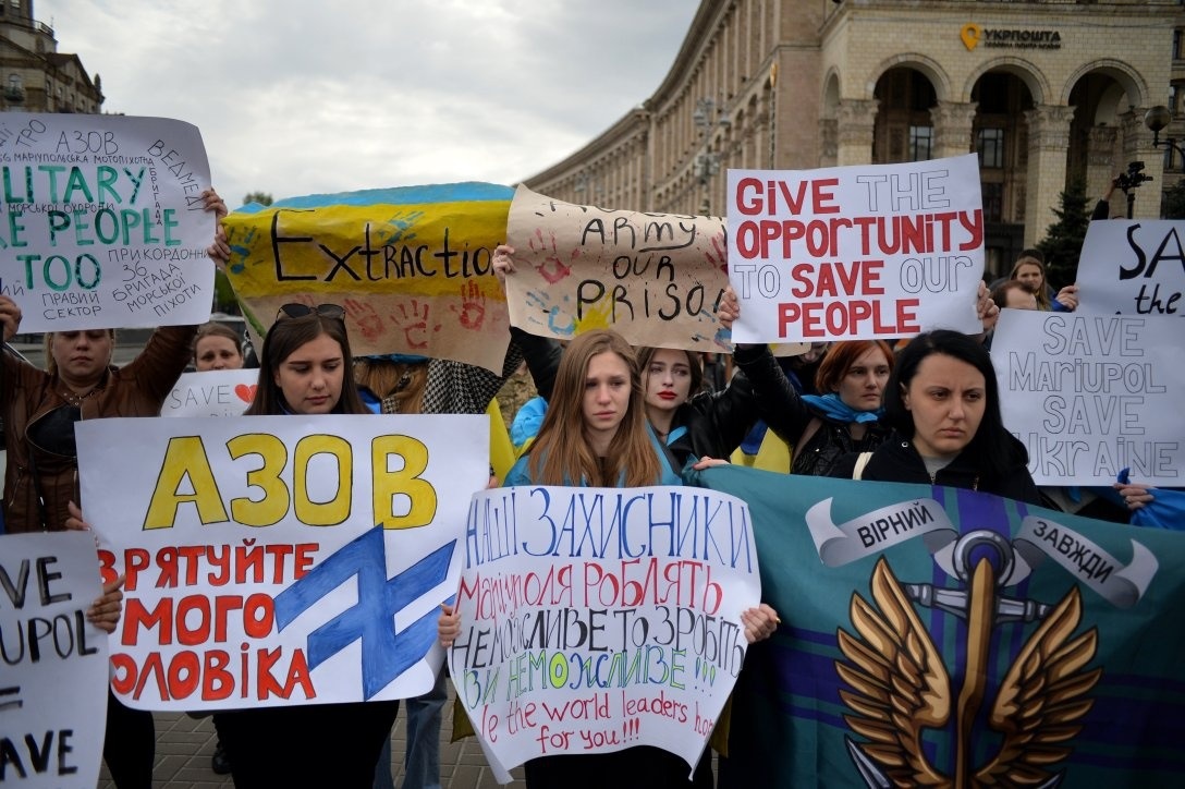 Родичі захисників "Азовсталі" вимагають процедури екстракції – евакуації бійців, поранених та тіл загиблих