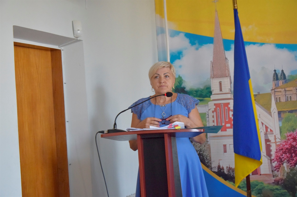 Начальник фінансового управління Галина Безверхня  представила проєкт рішення на сесії міської ради